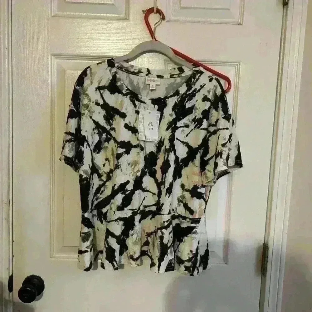 Black and‎ white ruffle hem top. Size medium LuLaRoe June top